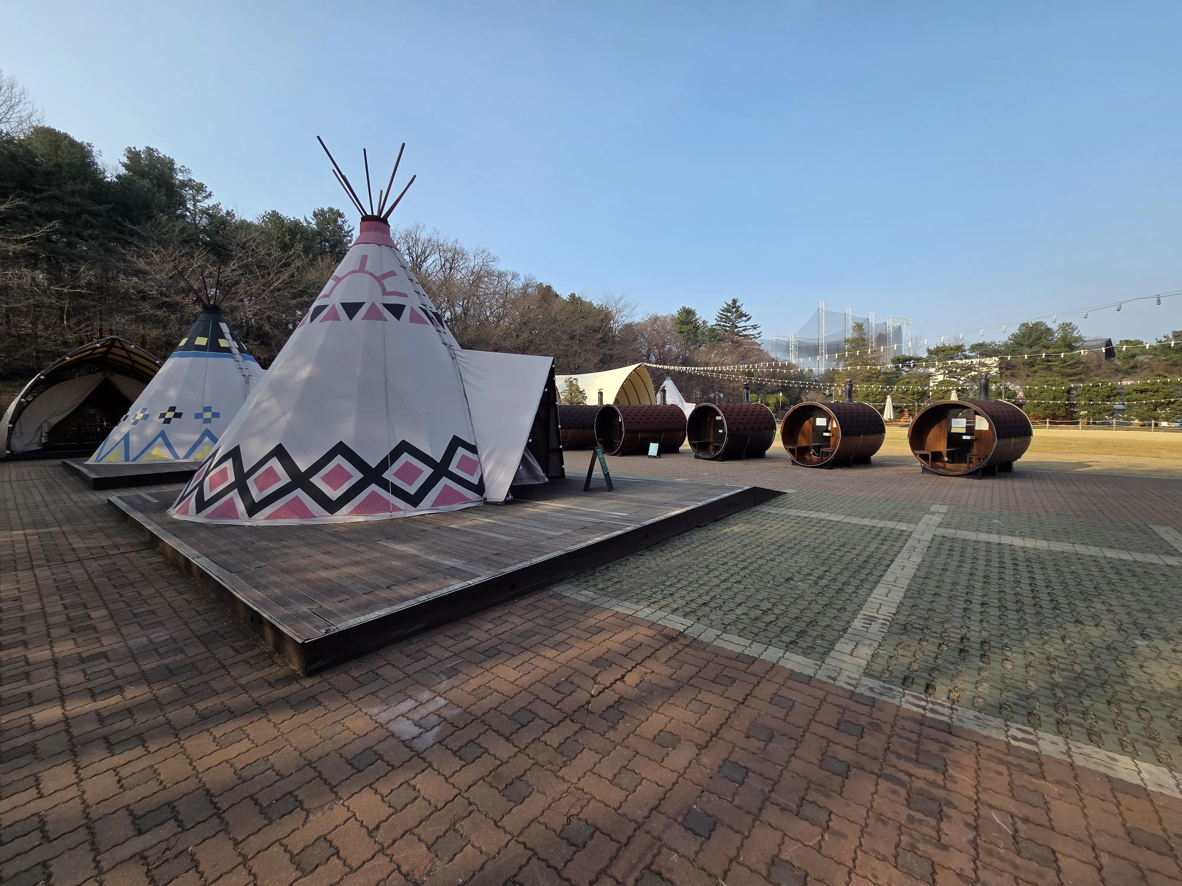 티피 텐트와 배럴 사우나가 있는 광장