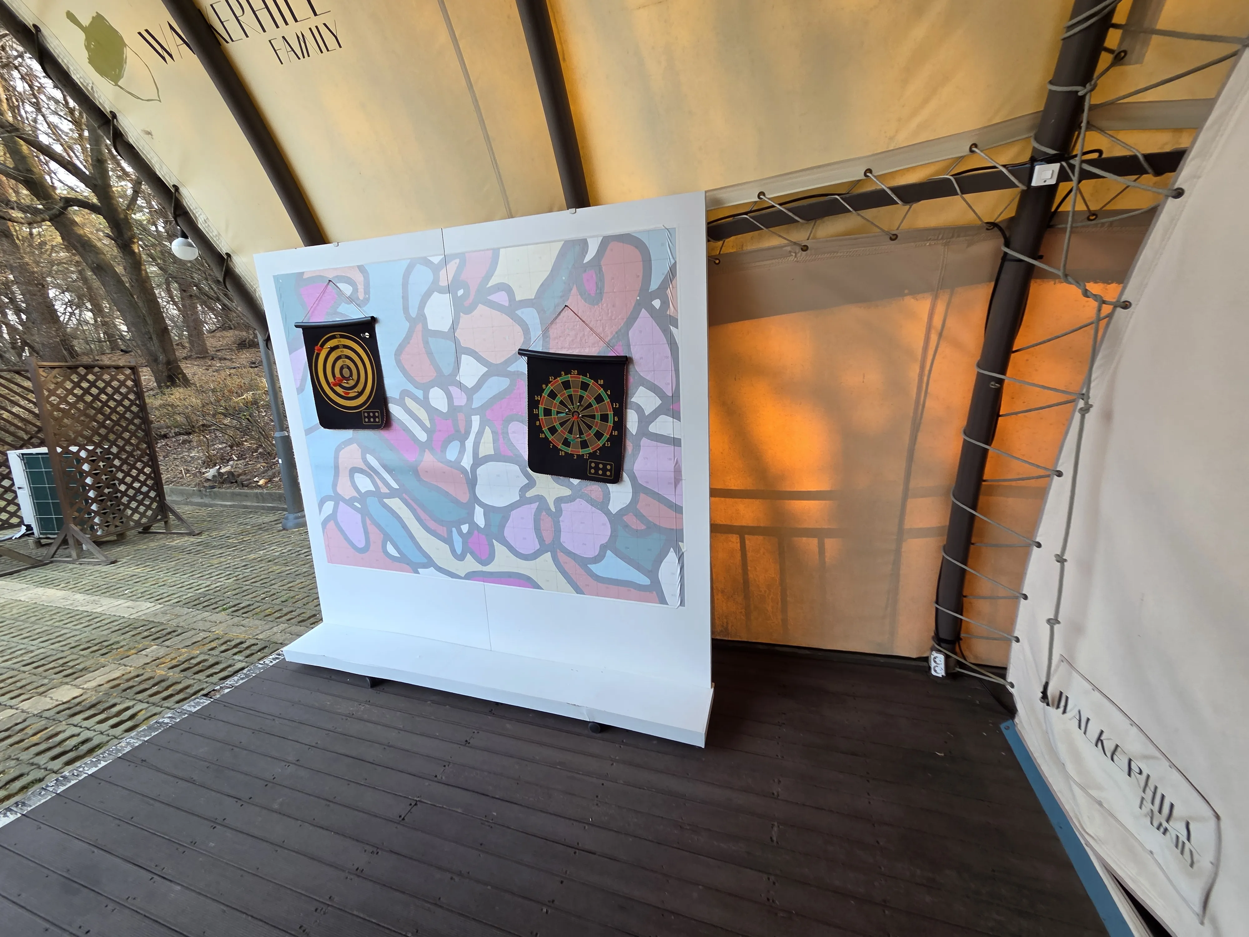 텐트 내부 다트보드와 아트 벽면