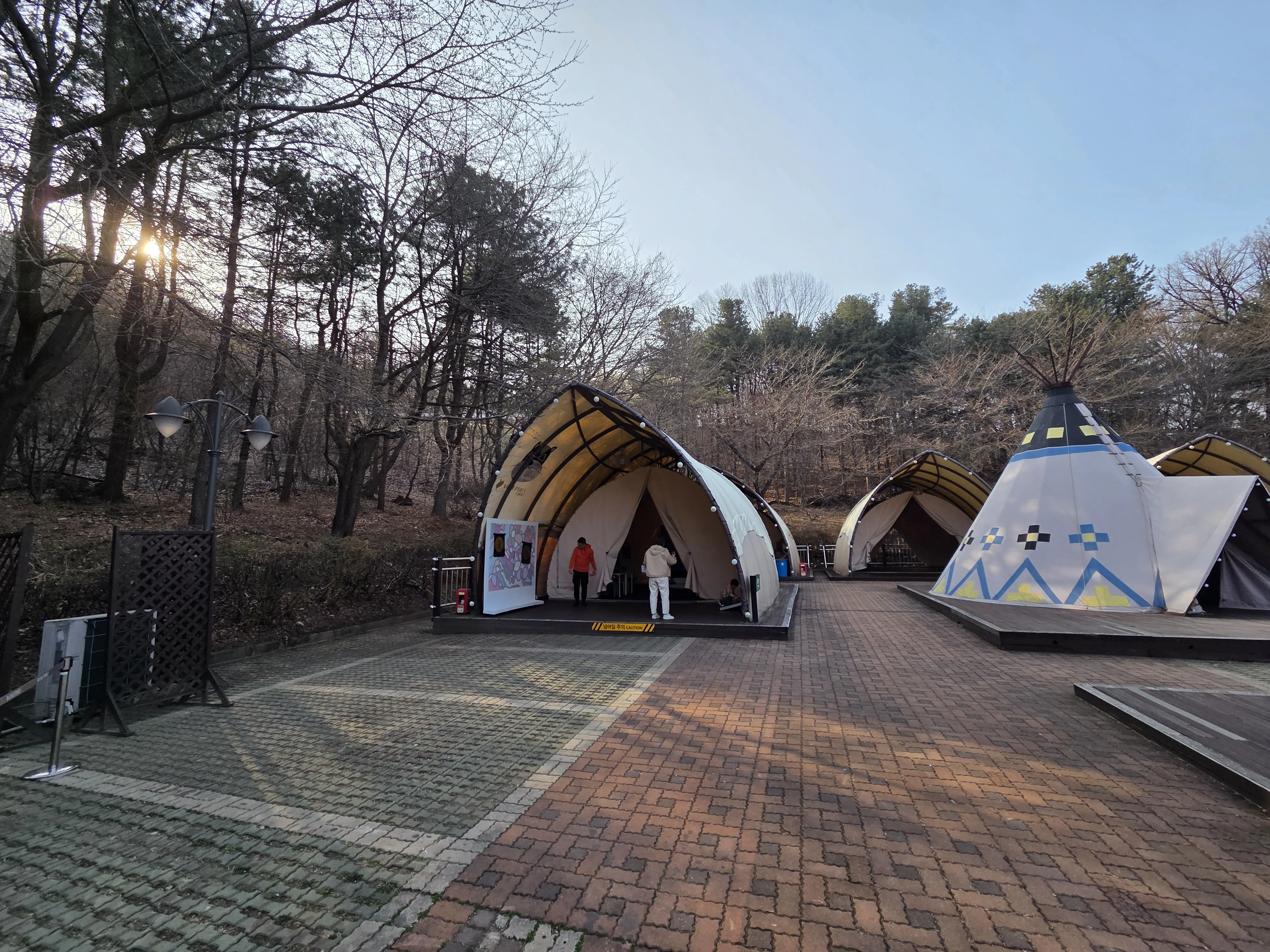 대형 텐트와 티피 텐트 전경 석양