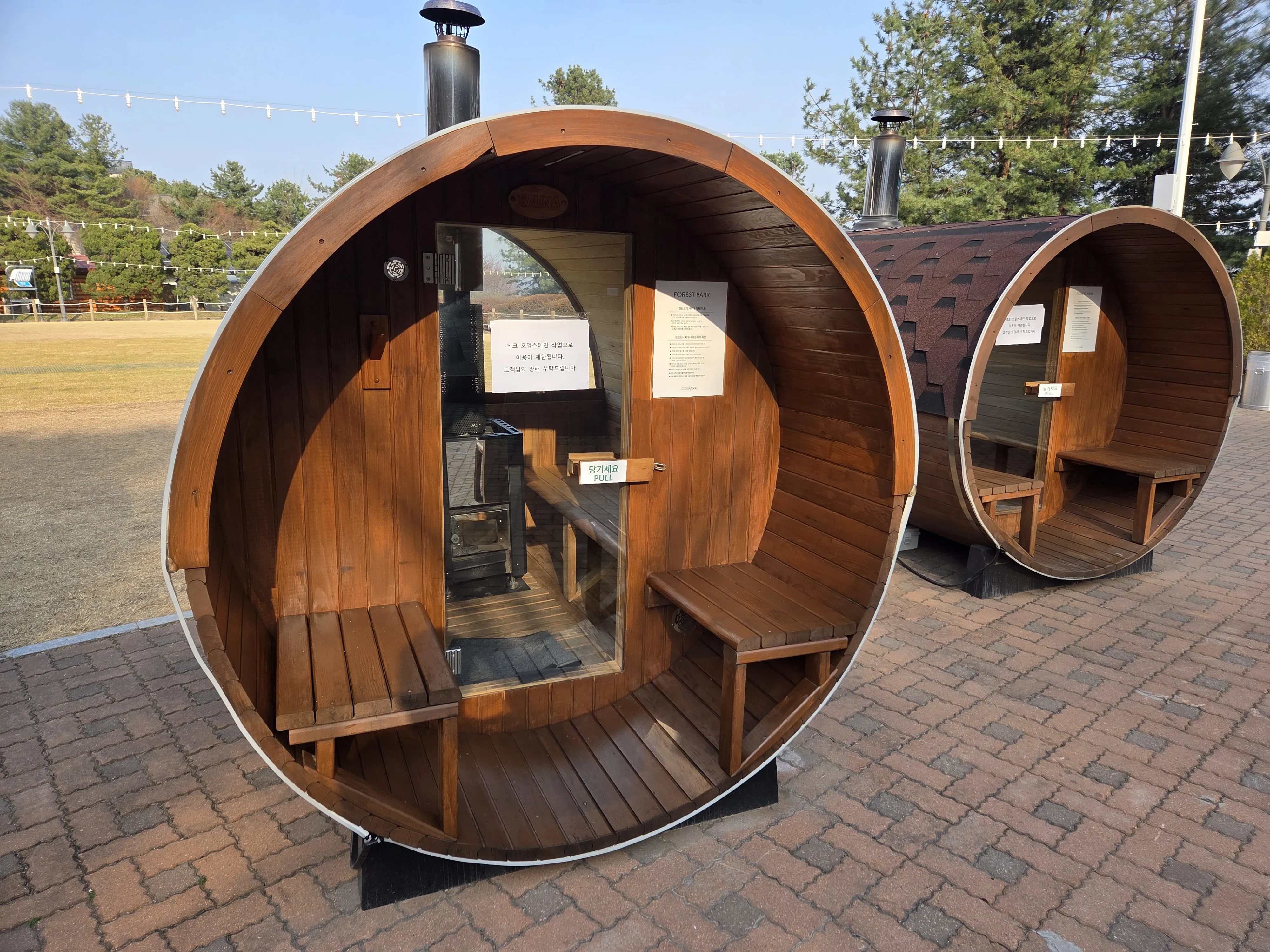 배럴 사우나 내부 우드 벤치와 화로