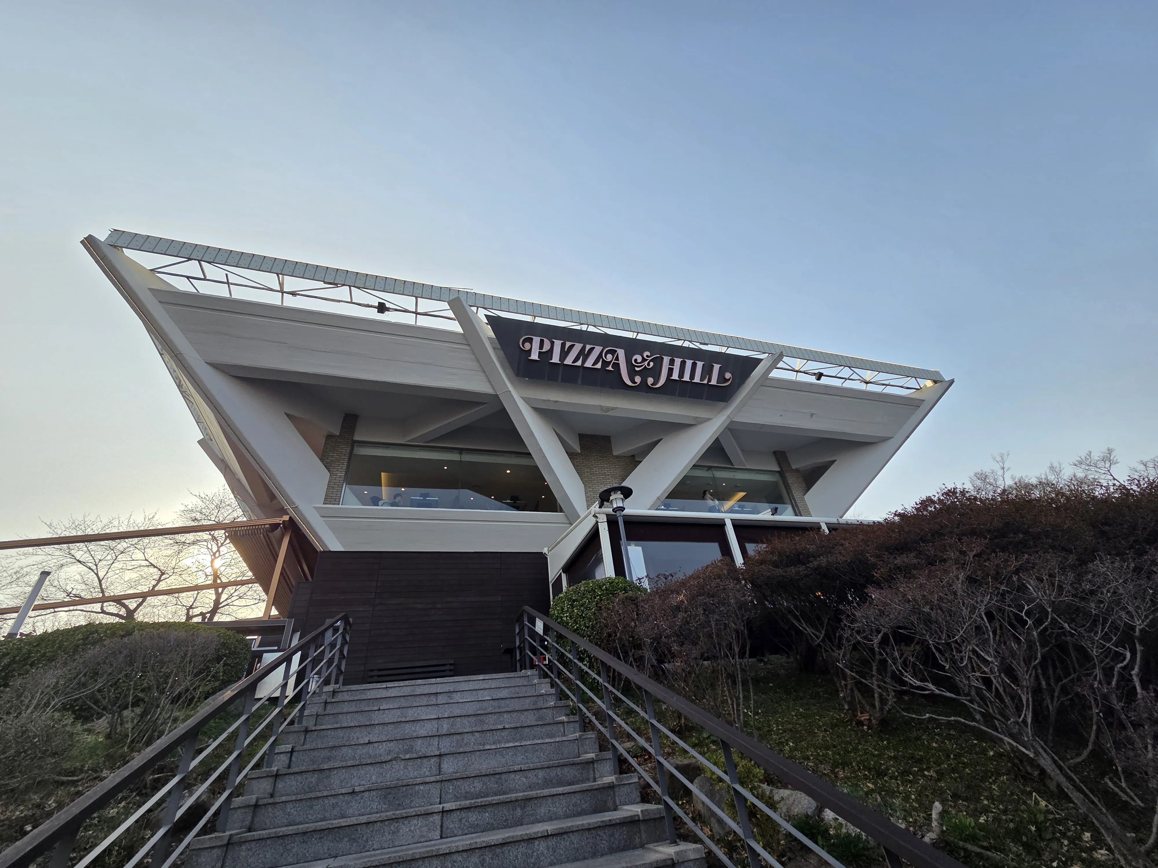 PIZZA HILL 건물 외관과 계단