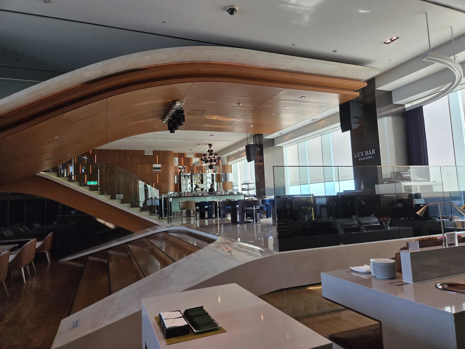 입구에서 바라본 클럽 라운지 전경 2층 구조