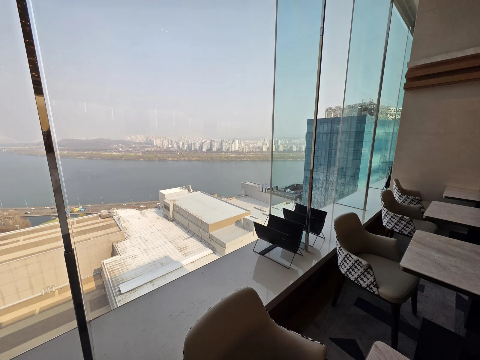 창가 좌석에서 내려다본 한강과 비스타 워커힐 건물