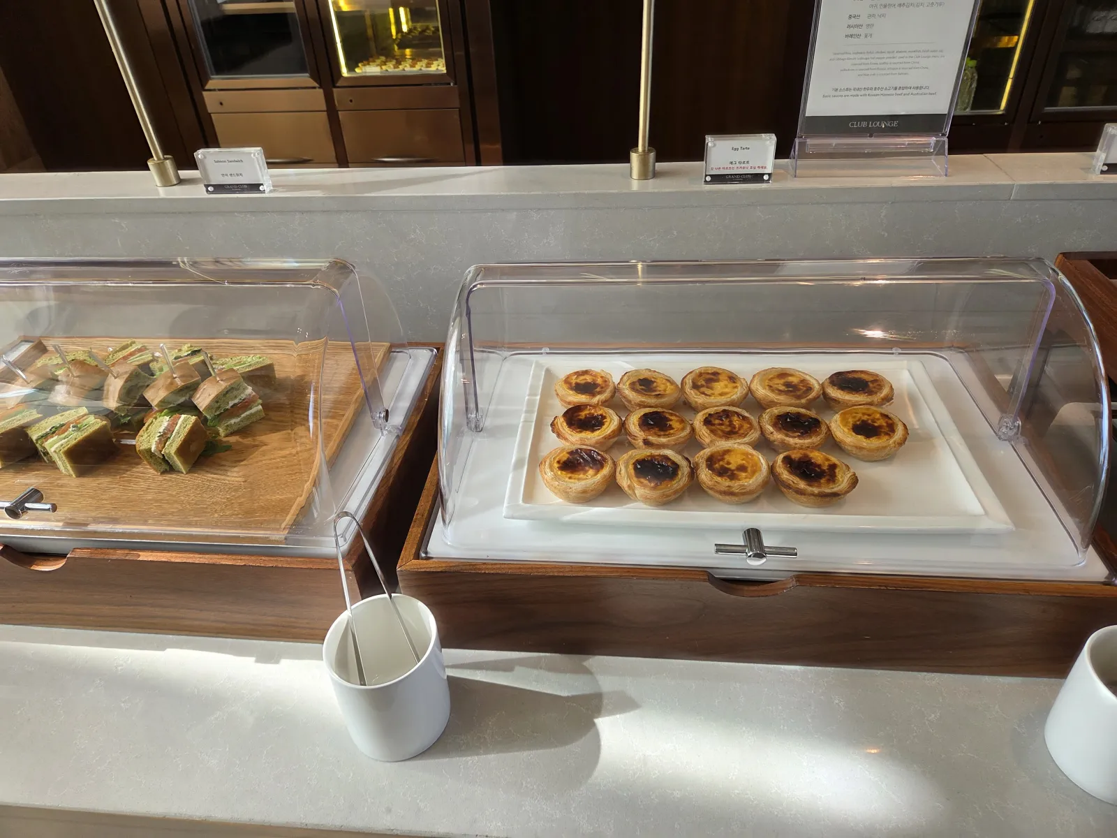 연어 샌드위치와 에그타르트