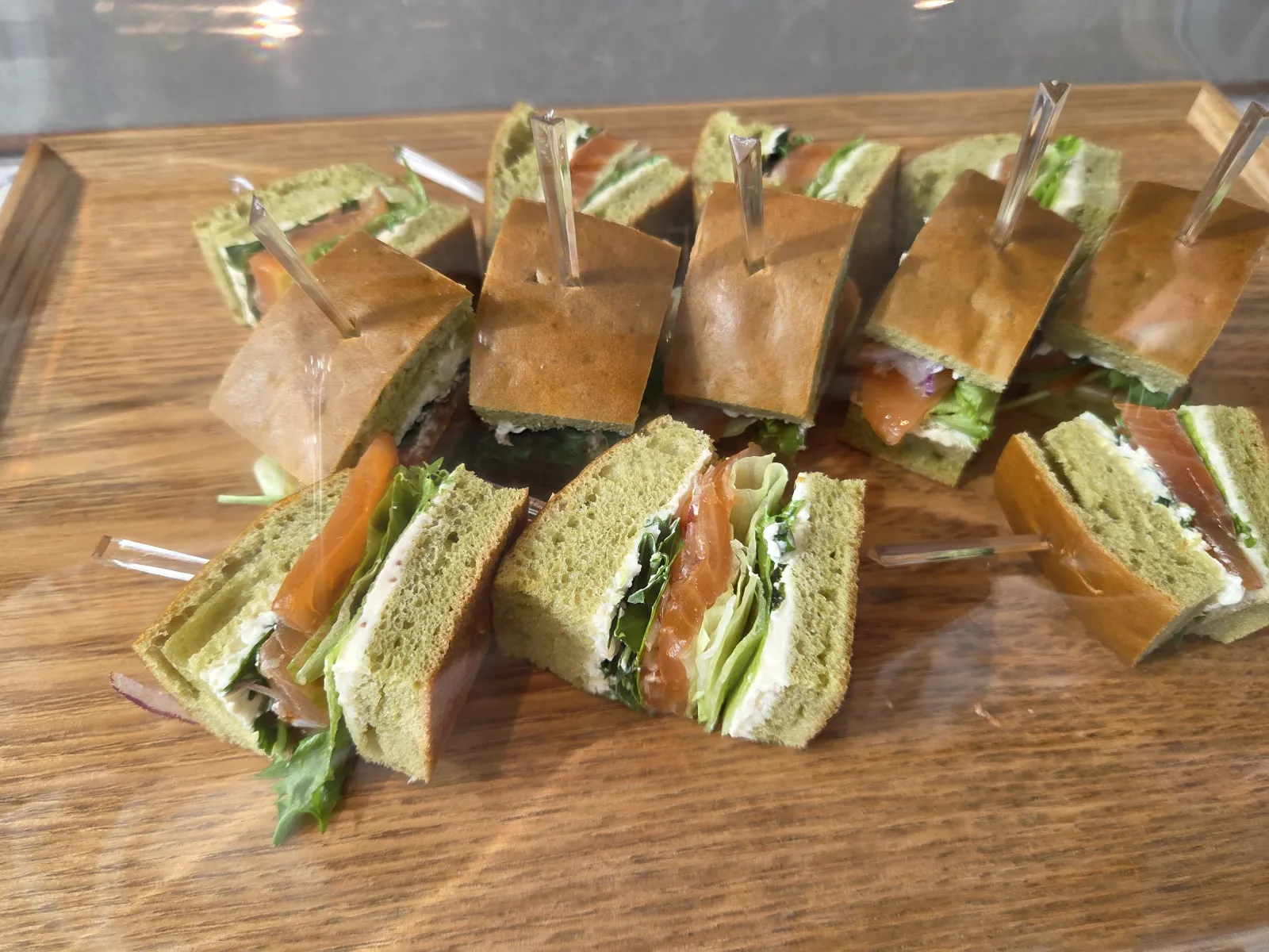 연어 샌드위치 클로즈업 녹차 식빵에 연어 크림치즈