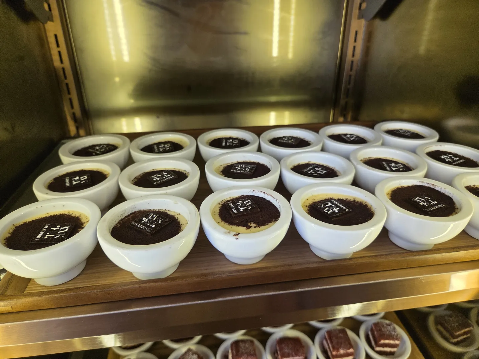 워커힐 로고가 새겨진 초콜릿 디저트