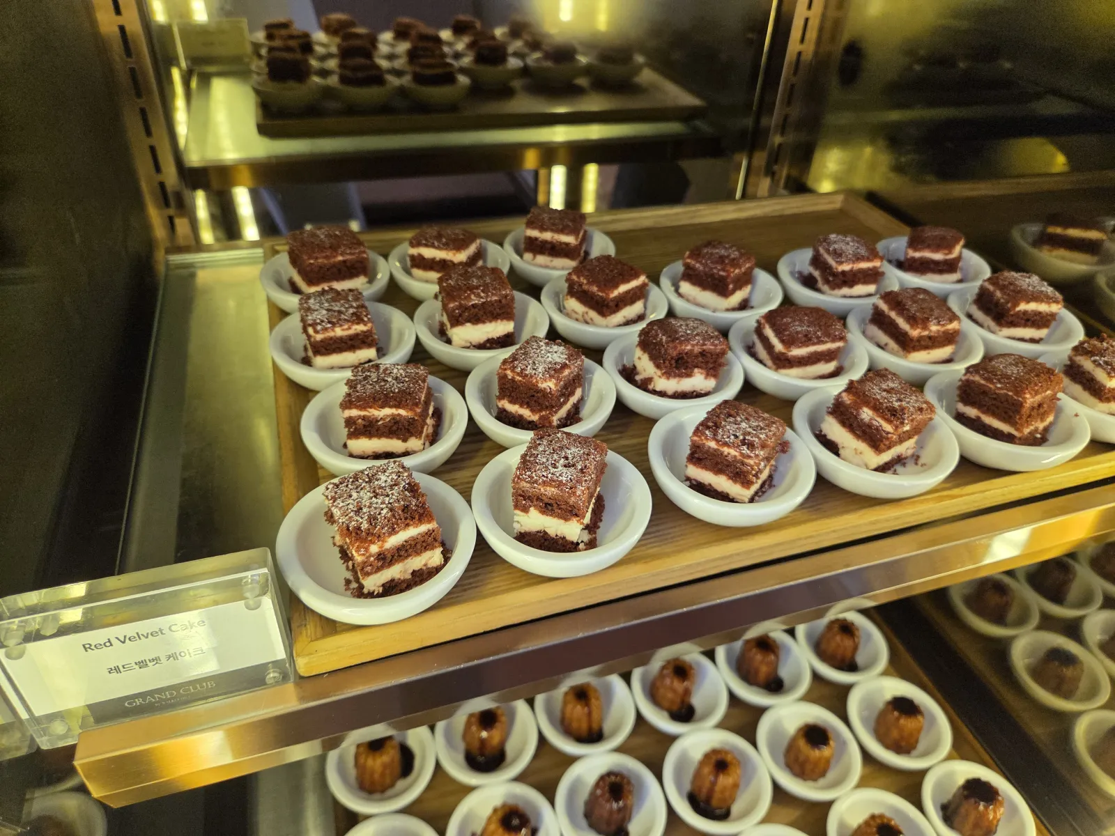 레드벨벳 케이크 개별 접시 진열