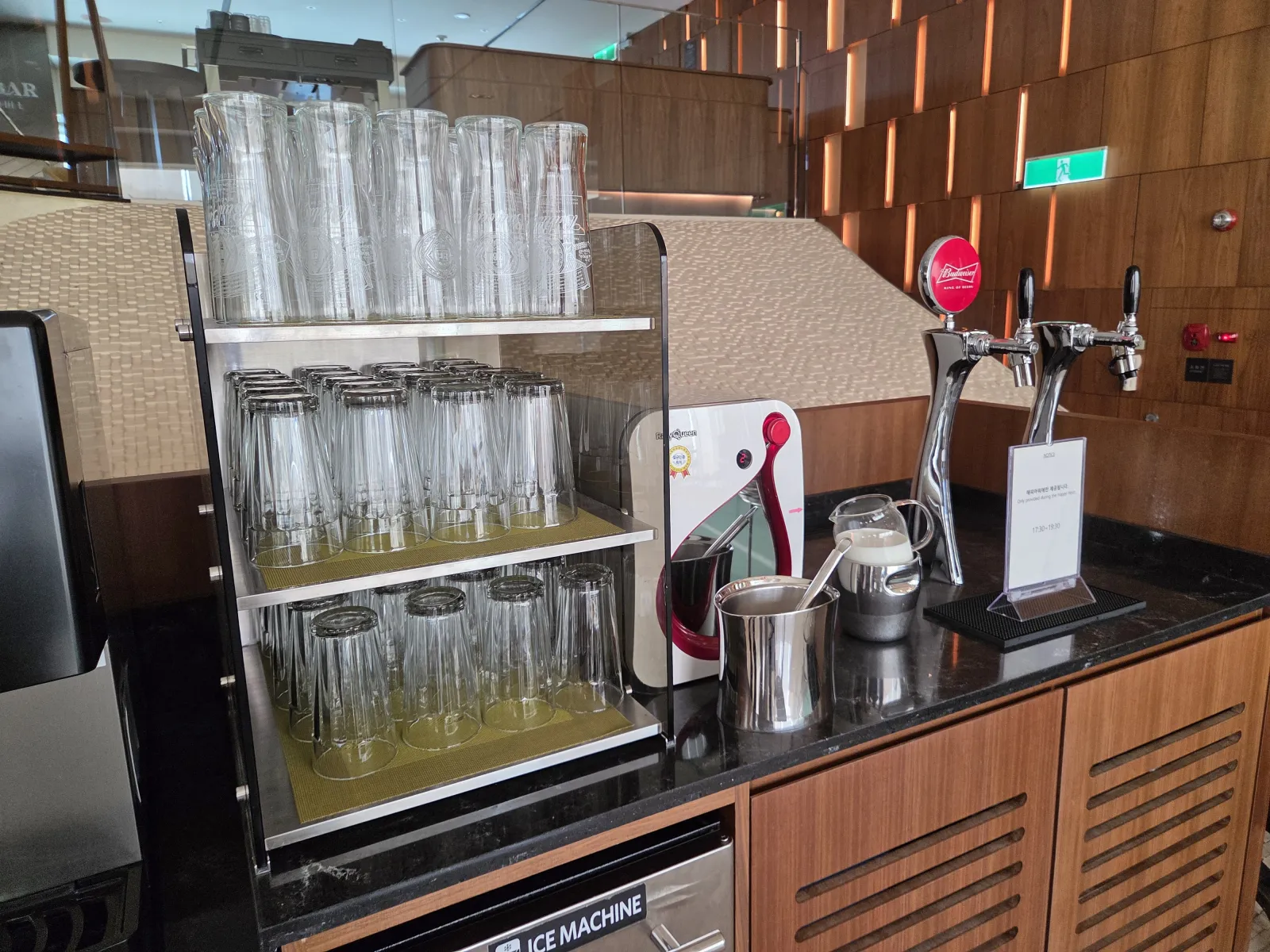 2층 Budweiser 생맥주 탭과 유리잔