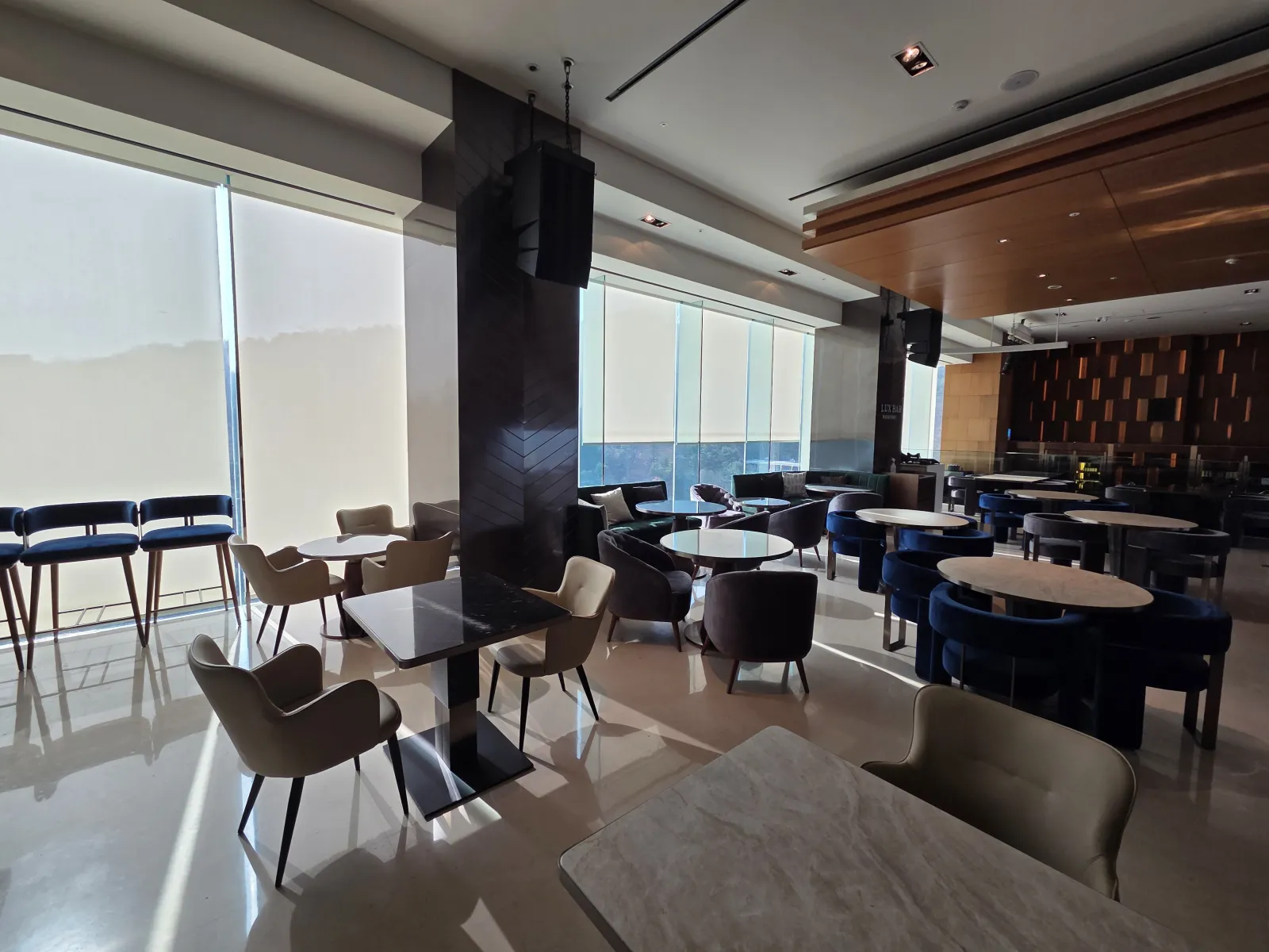 클럽 라운지 2층 좌석 공간 블루 벨벳 소파와 대리석 테이블