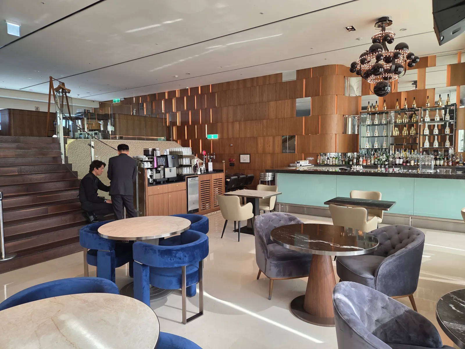 2층 바 카운터와 주류 진열대 샹들리에