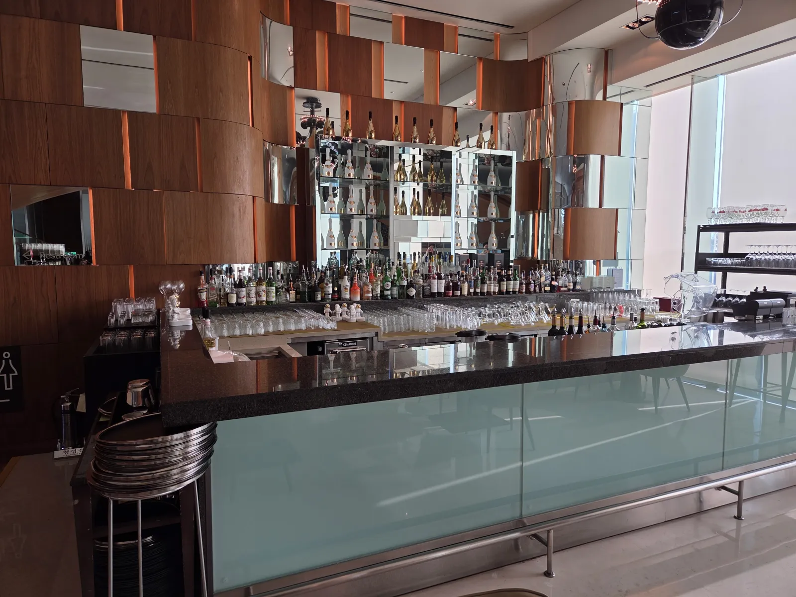 2층 바 카운터 정면 주류 진열과 샴페인