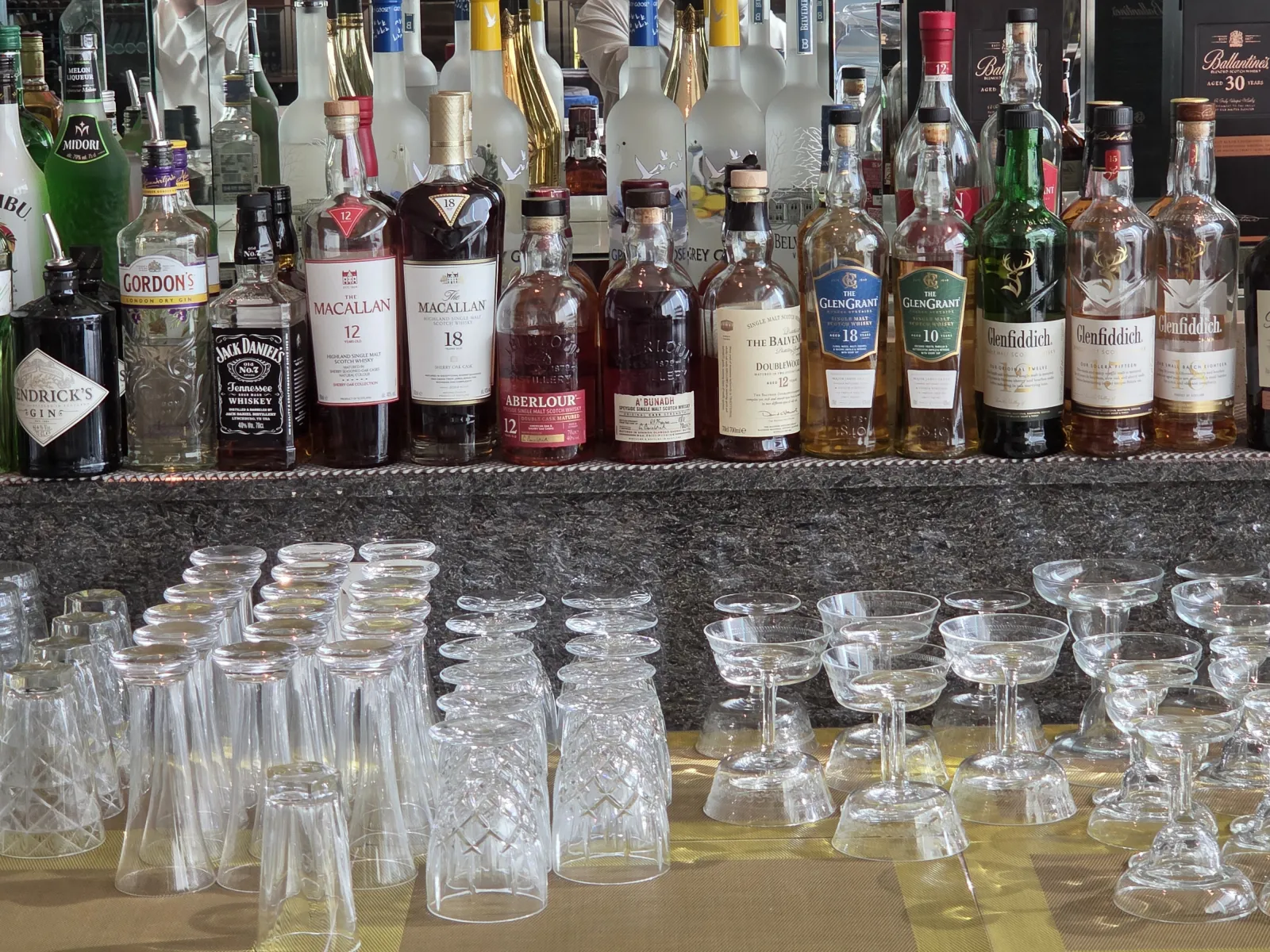 바 카운터 위스키 라인업 Macallan Glenfiddich Aberlour 등