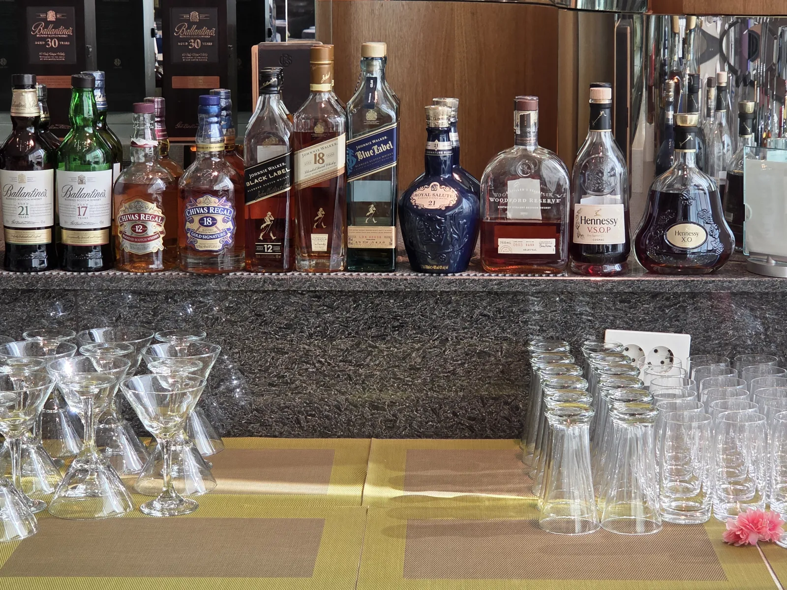 바 카운터 프리미엄 위스키 Johnnie Walker Blue Label Royal Salute Hennessy XO