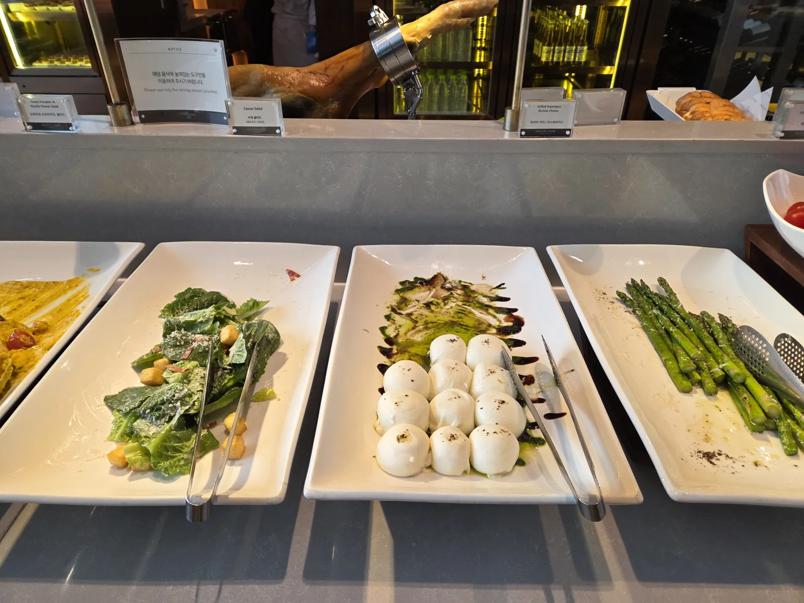 시저 샐러드 부라타 치즈 발사믹 그릴드 아스파라거스