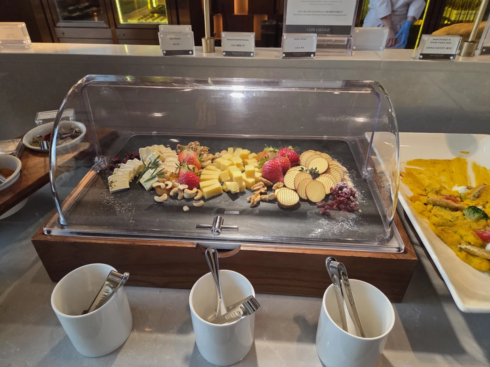 치즈 플래터 브리 스위스 에멘탈 스모크 치즈 견과류 딸기