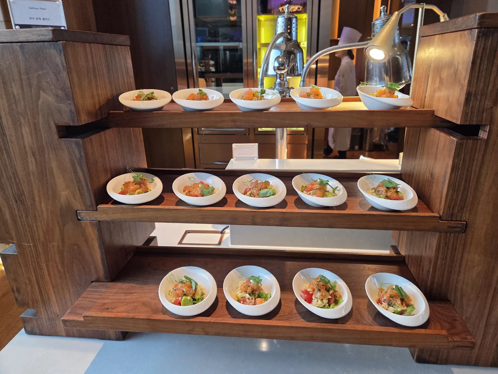 연어 포케 샐러드 3단 우드 선반 개별 접시
