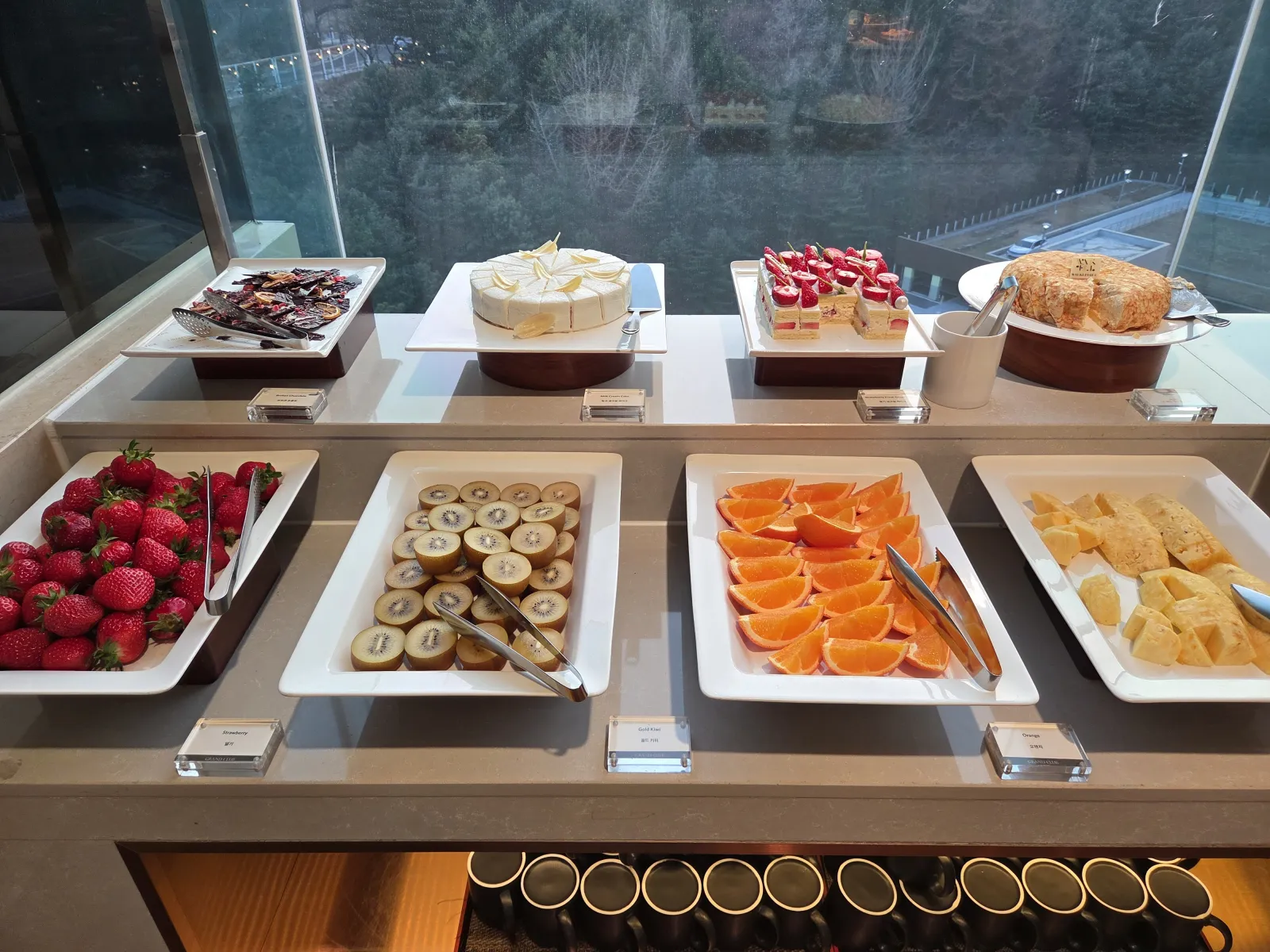 과일과 디저트 코너 딸기 키위 오렌지 케이크류