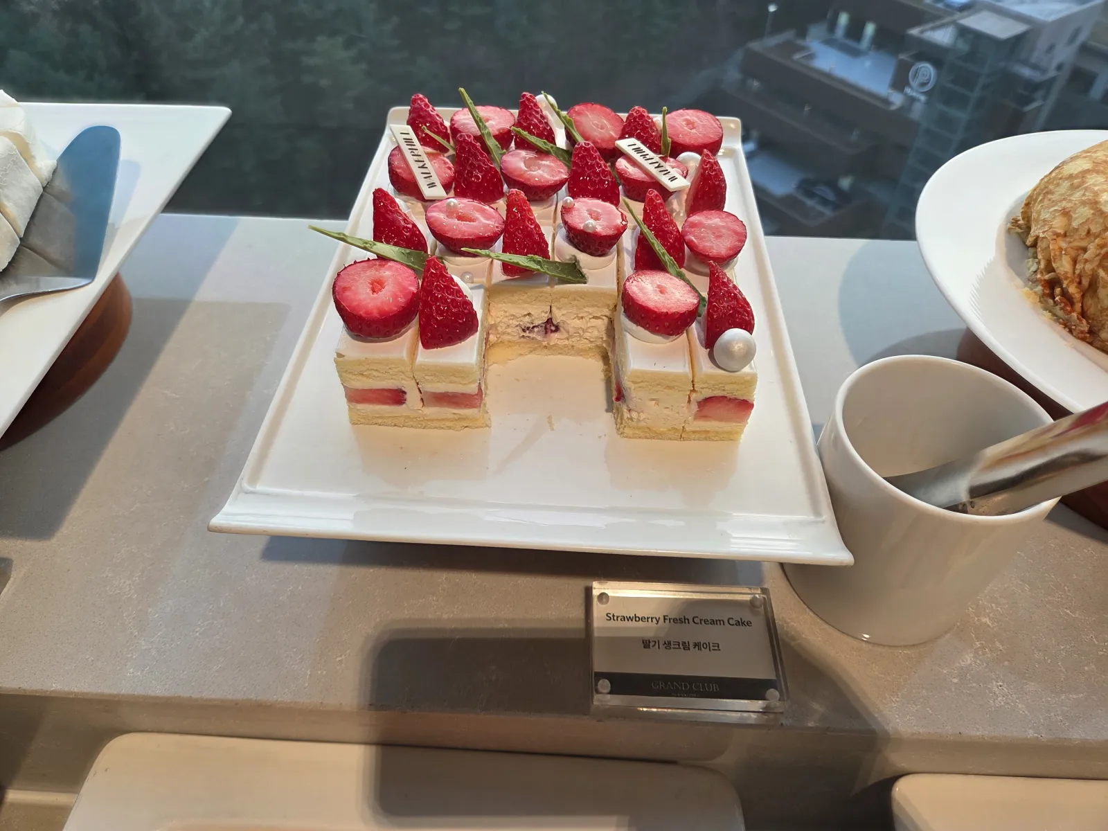딸기 생크림 케이크 워커힐 로고 초콜릿