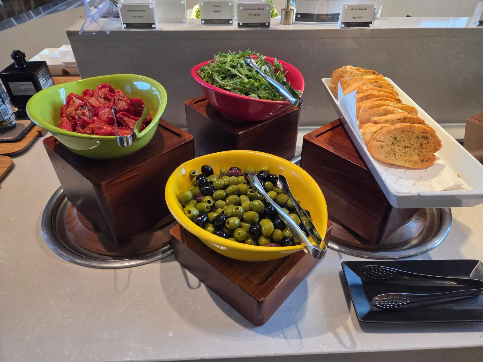 지중해 올리브 아루굴라 세미드라이드 토마토 마늘 바게트