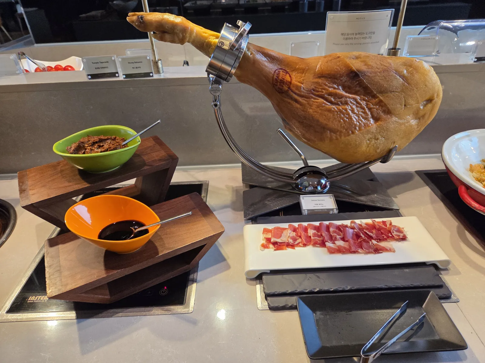 하몽 세라노 통 다리 슬라이스 토마토 타프나드 허니 발사믹