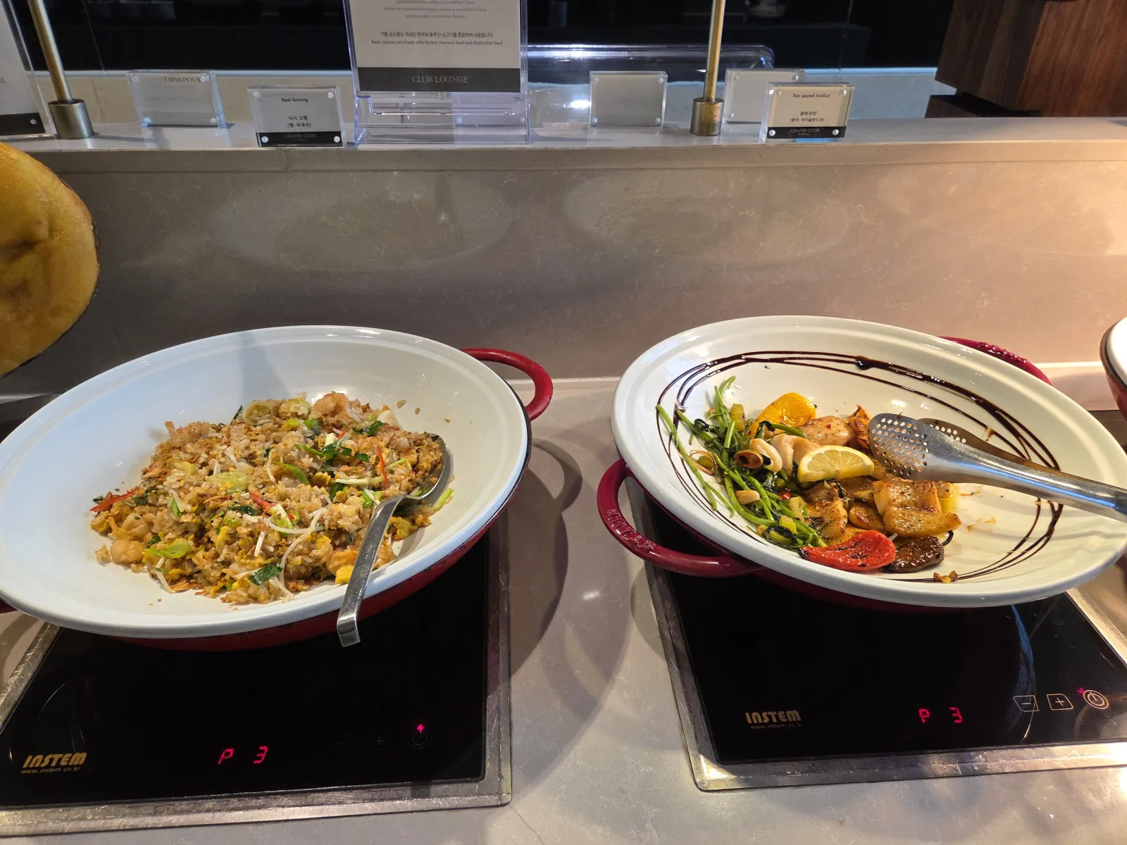 나시고렝과 팬시어드 할리벗 워머 위 핫디시