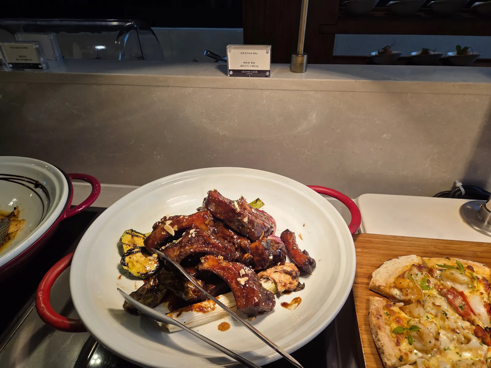 BBQ 폭립 스페인산 돼지고기와 피자