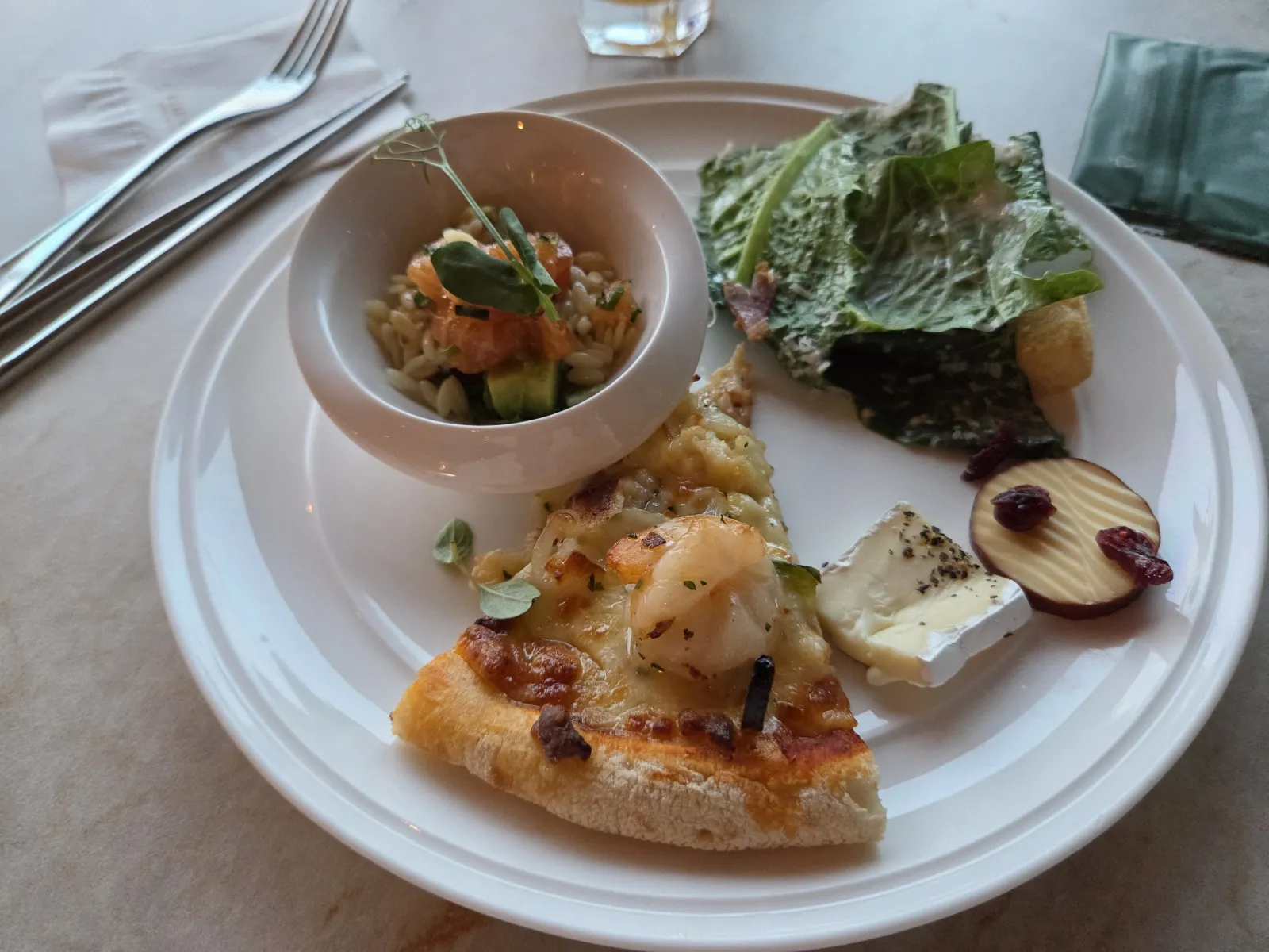 해피아워 접시에 담은 피자 연어포케 시저샐러드 브리치즈