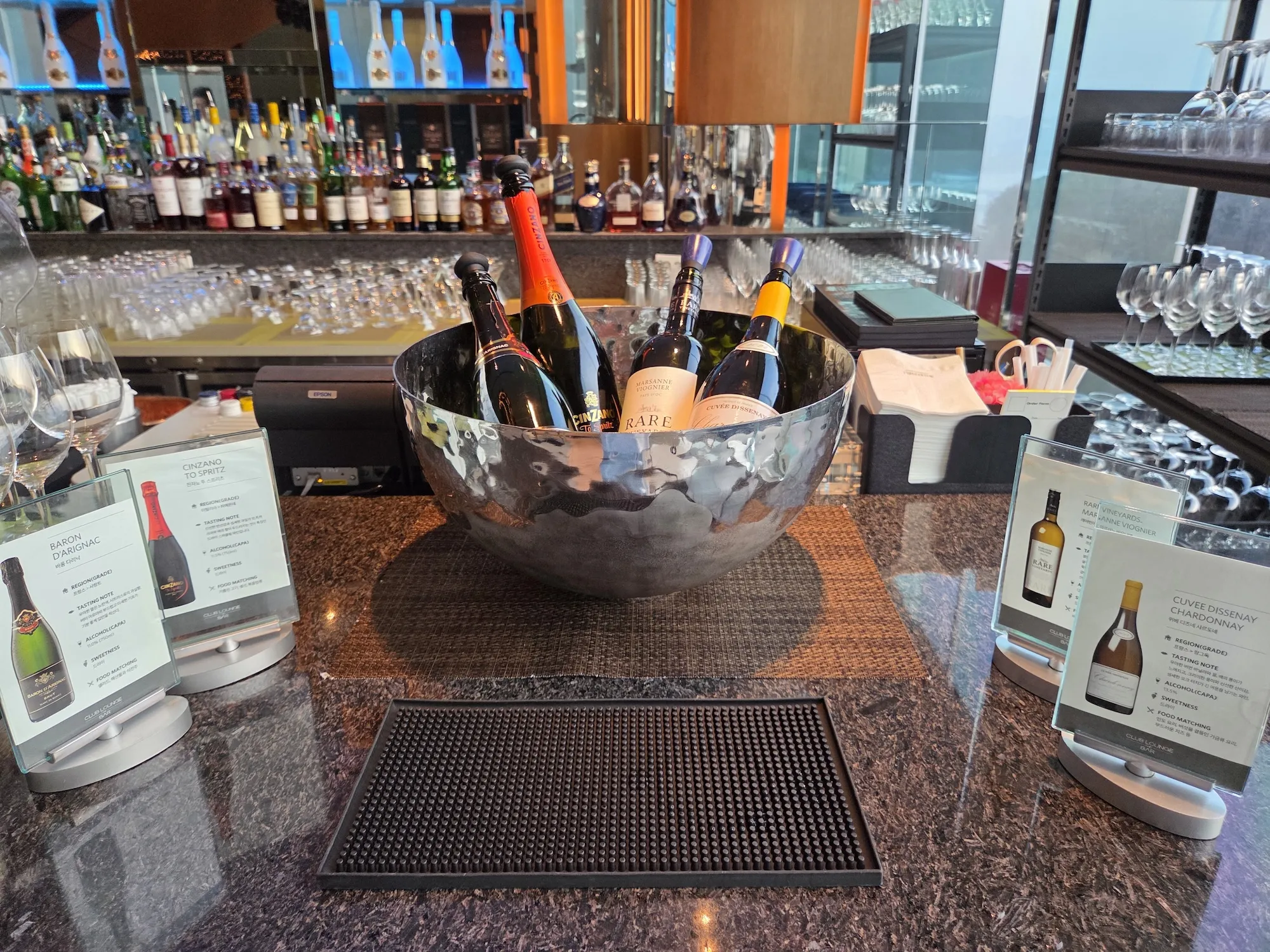 실버 아이스 버킷에 담긴 샴페인과 스파클링 와인