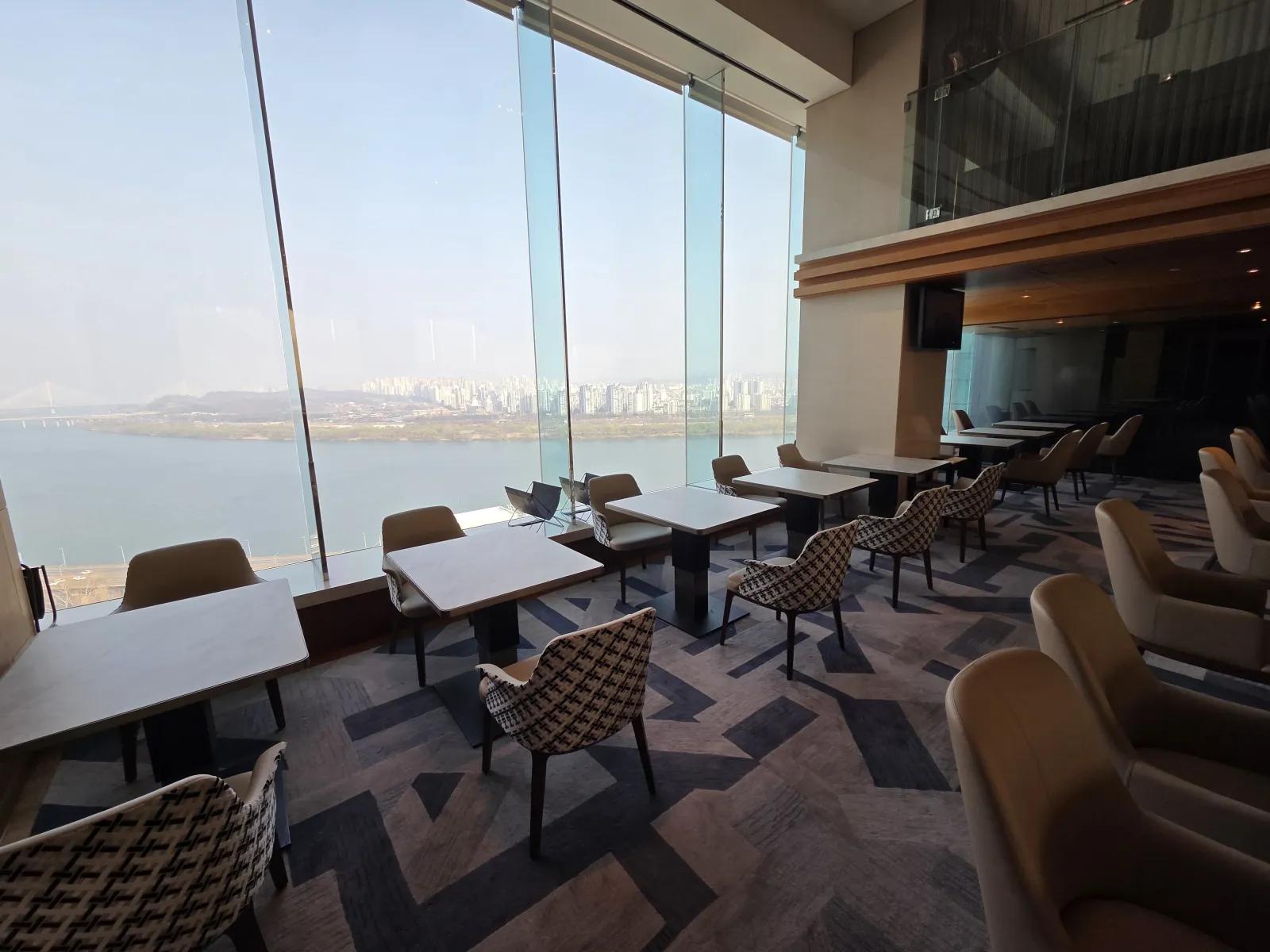 그랜드 워커힐 서울 16층 클럽 라운지 후기 — 티타임·해피아워 한강뷰 라운지