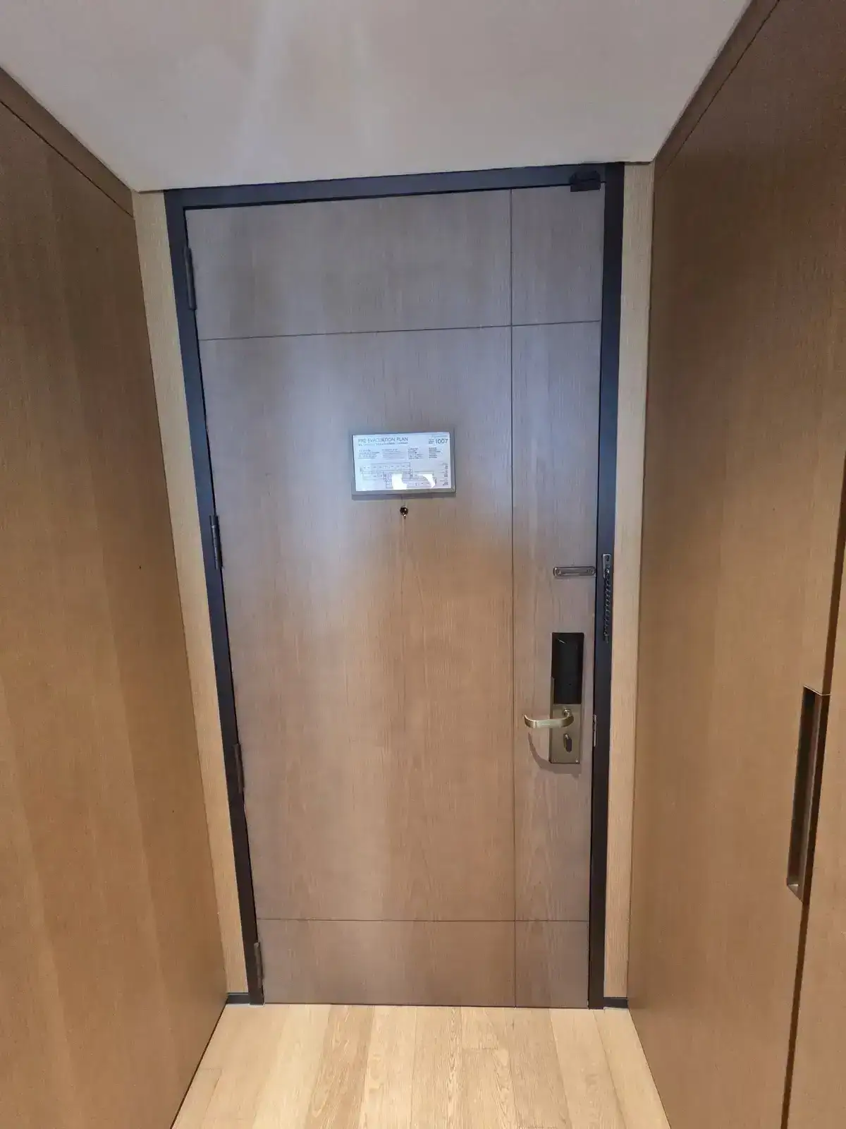 방 안에서 바라본 현관문