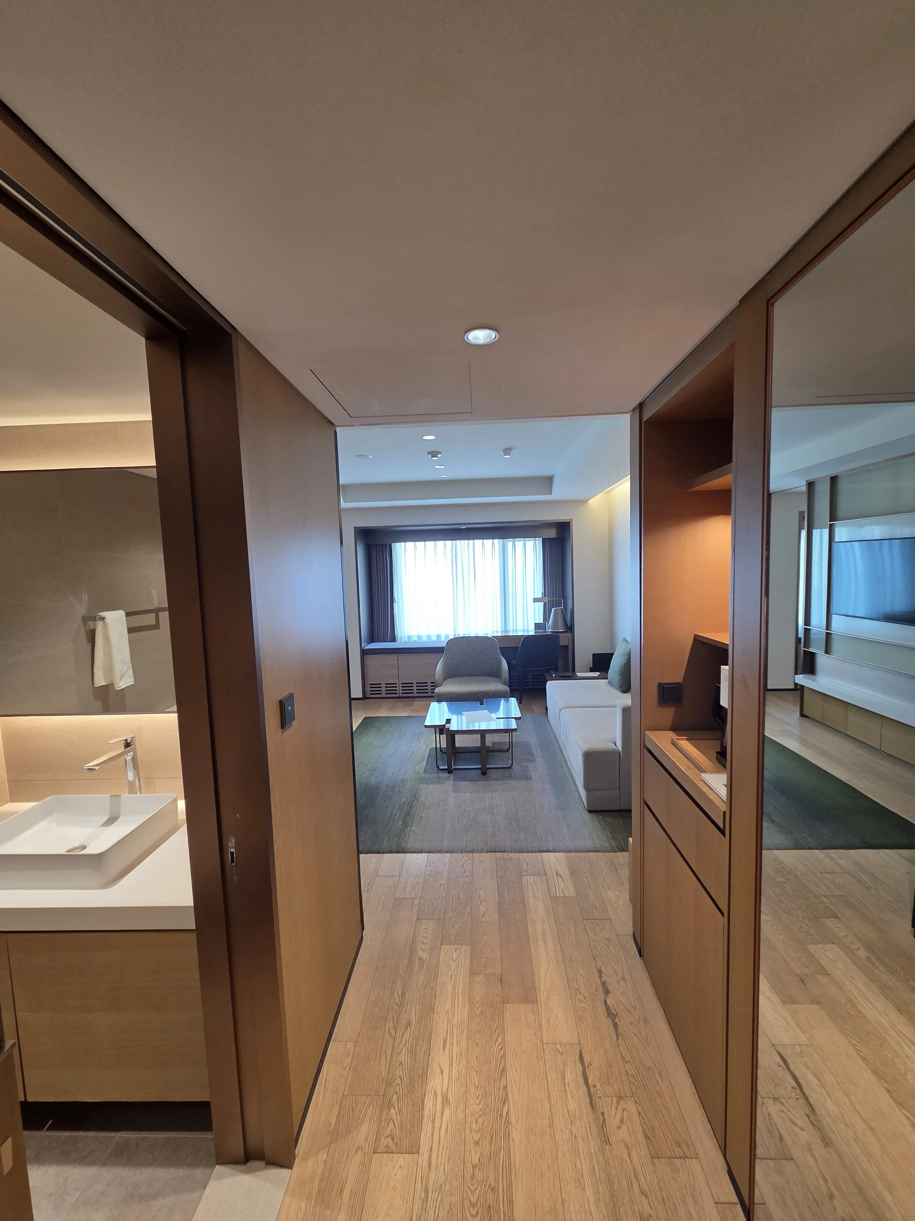 현관문을 들어서면 보이는 객실 내부 복도와 거실