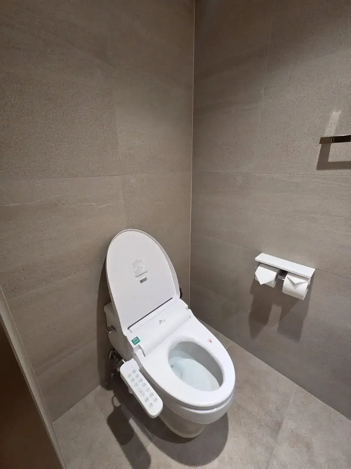 현관 쪽 화장실 비데 일체형 변기