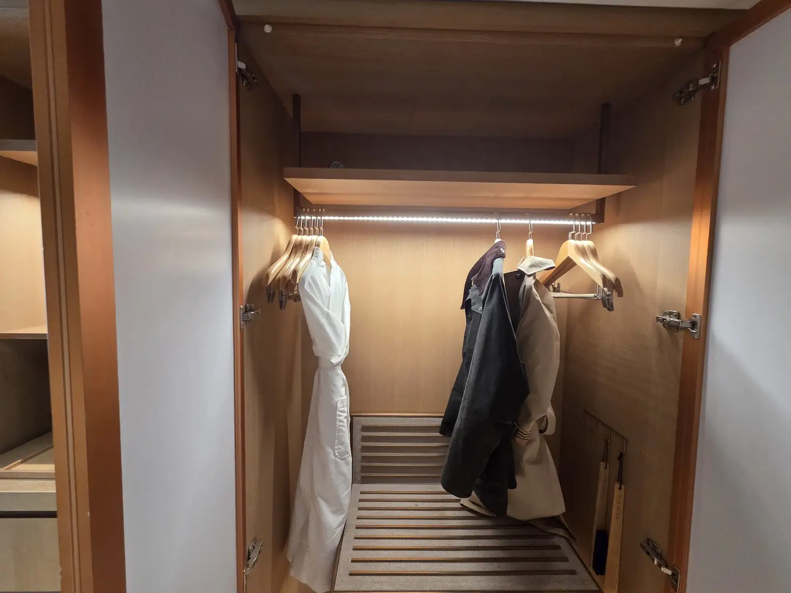 현관 옷장 내부 배스로브와 옷걸이