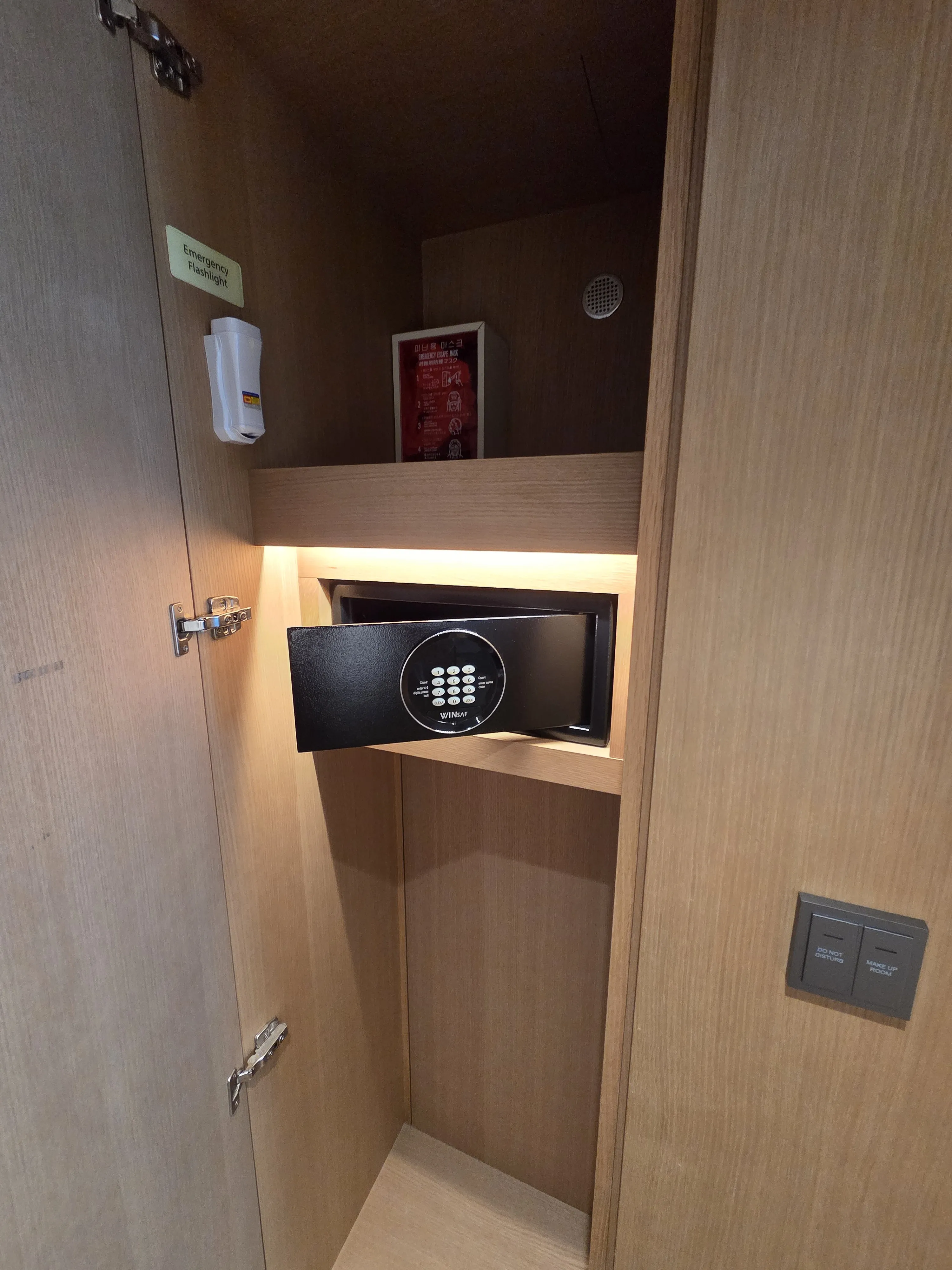 옷장 하단 서랍 금고와 USB 충전 포트