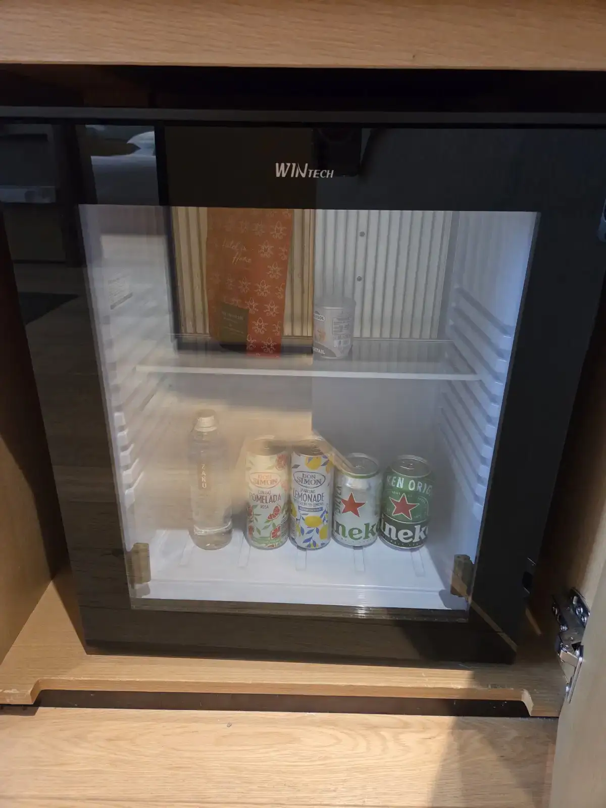 미니바 냉장고 내부 음료와 스낵