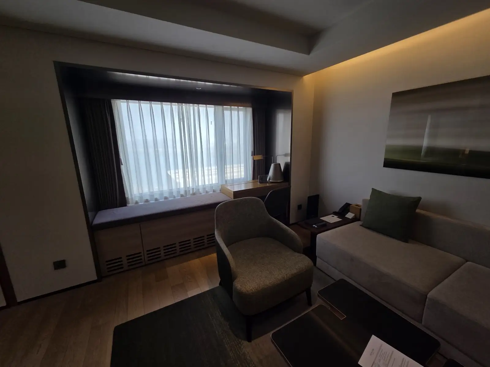 그랜드 스위트 거실 전경 윈도우시트, 안락의자, 소파