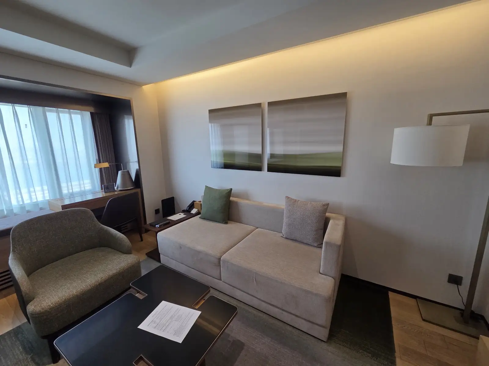 그랜드 스위트 거실 소파와 벽면 액자