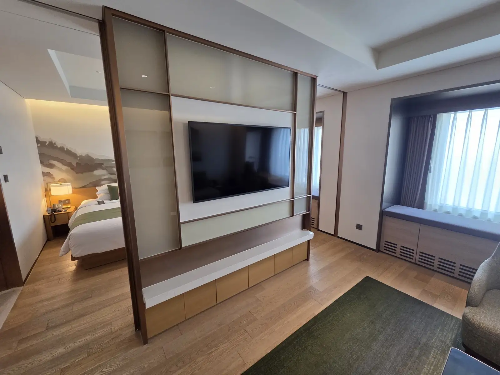 거실과 침실 사이 TV 파티션