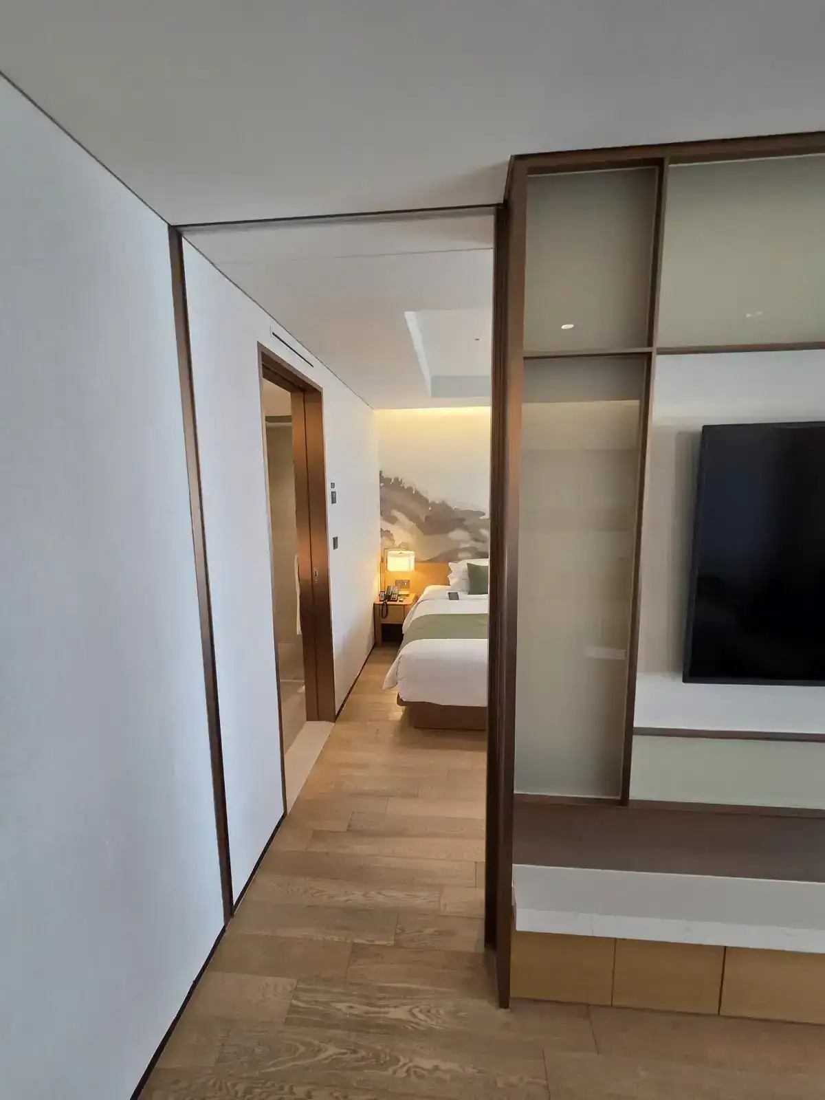 거실과 침실 사이 좌측 미닫이문