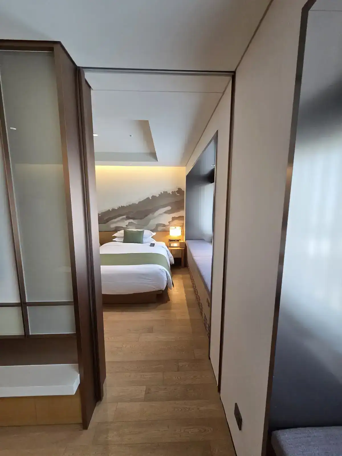 거실과 침실 사이 우측 미닫이문