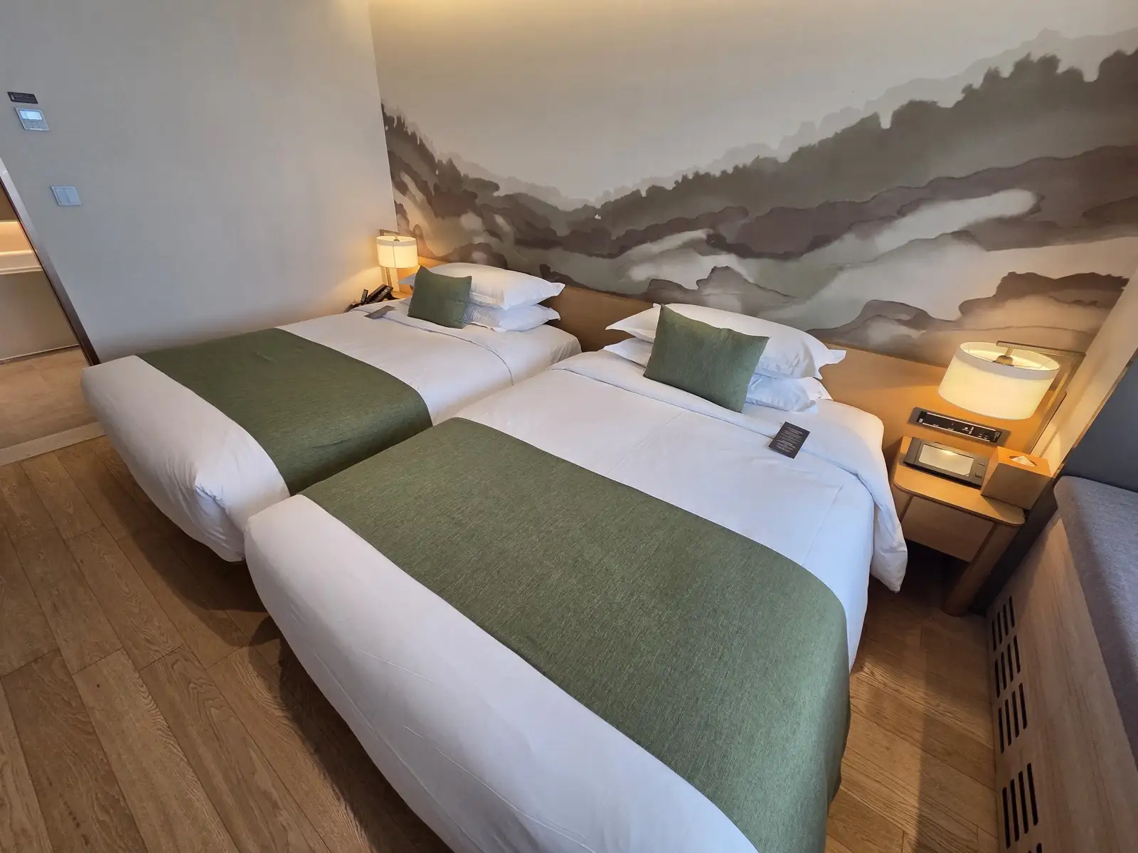 침실 침대와 수묵화 아트월 클로즈업