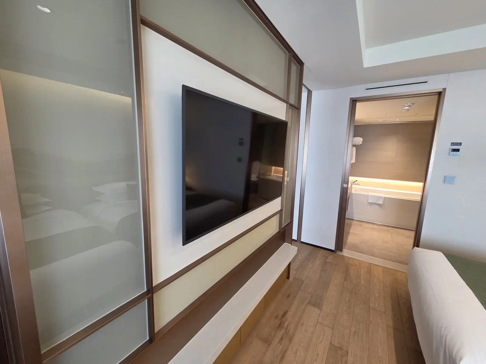 침실 쪽 TV와 욕실 입구
