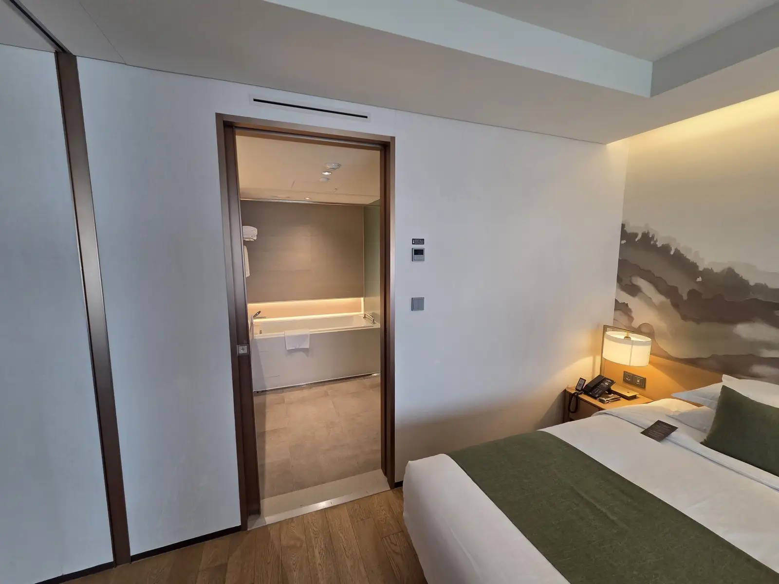 침실에서 바라본 메인 욕실