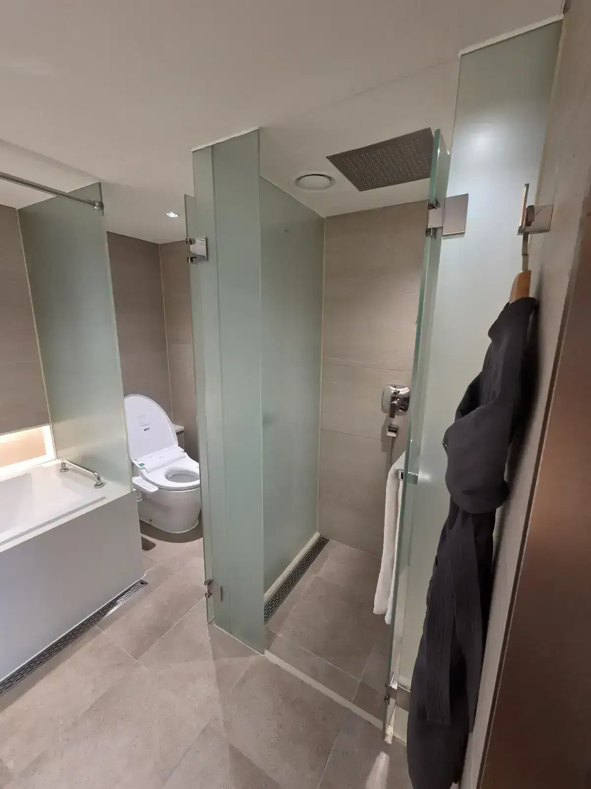 메인 욕실 전경 샤워부스와 변기