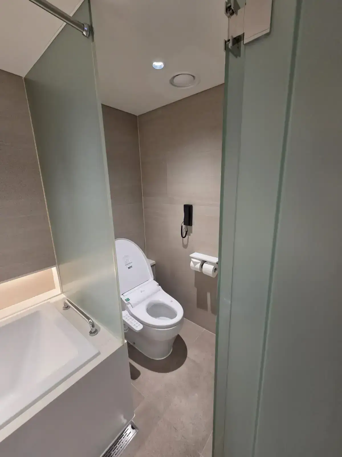 메인 욕실 샤워부스와 변기 다른 앵글