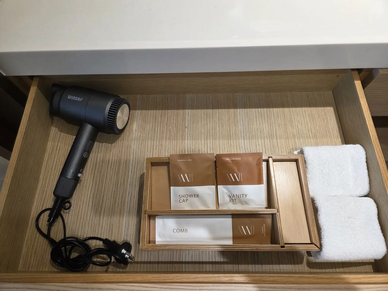 세면대 서랍 헤어드라이기 및 욕실 용품