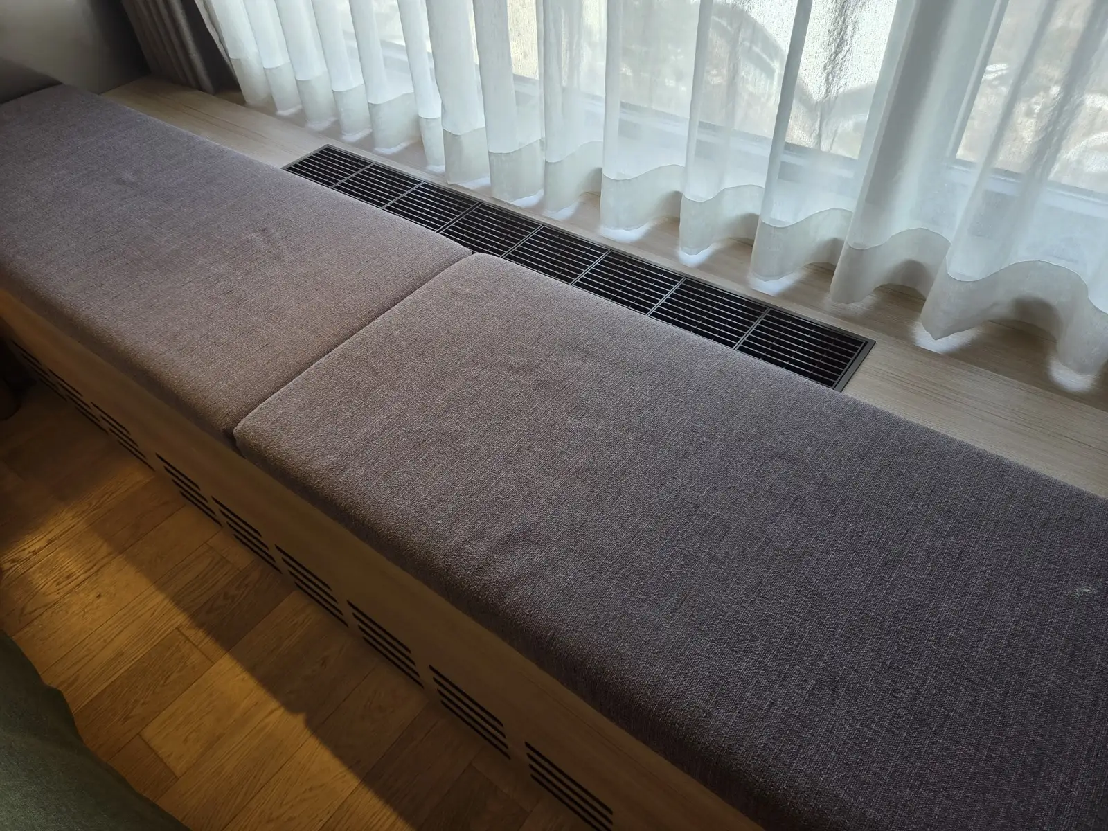 창가 윈도우 시트와 에어컨 루버