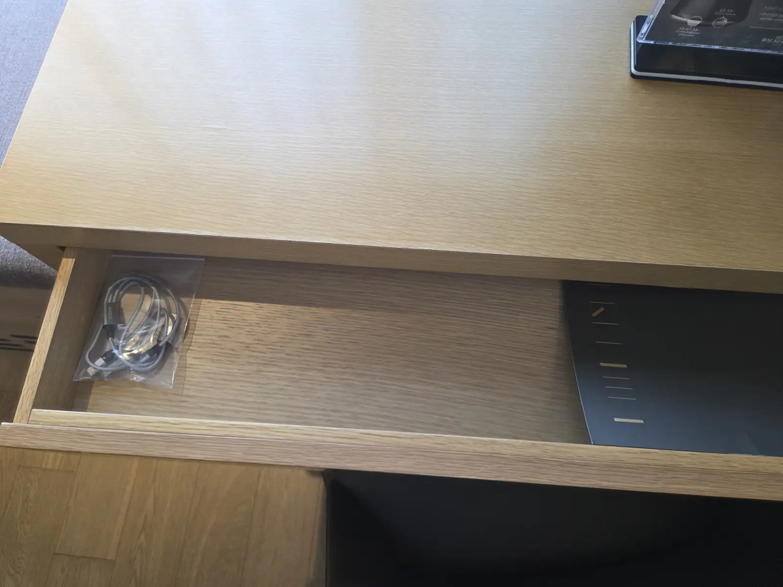 거실 책상 서랍 충전 케이블과 무선 충전기