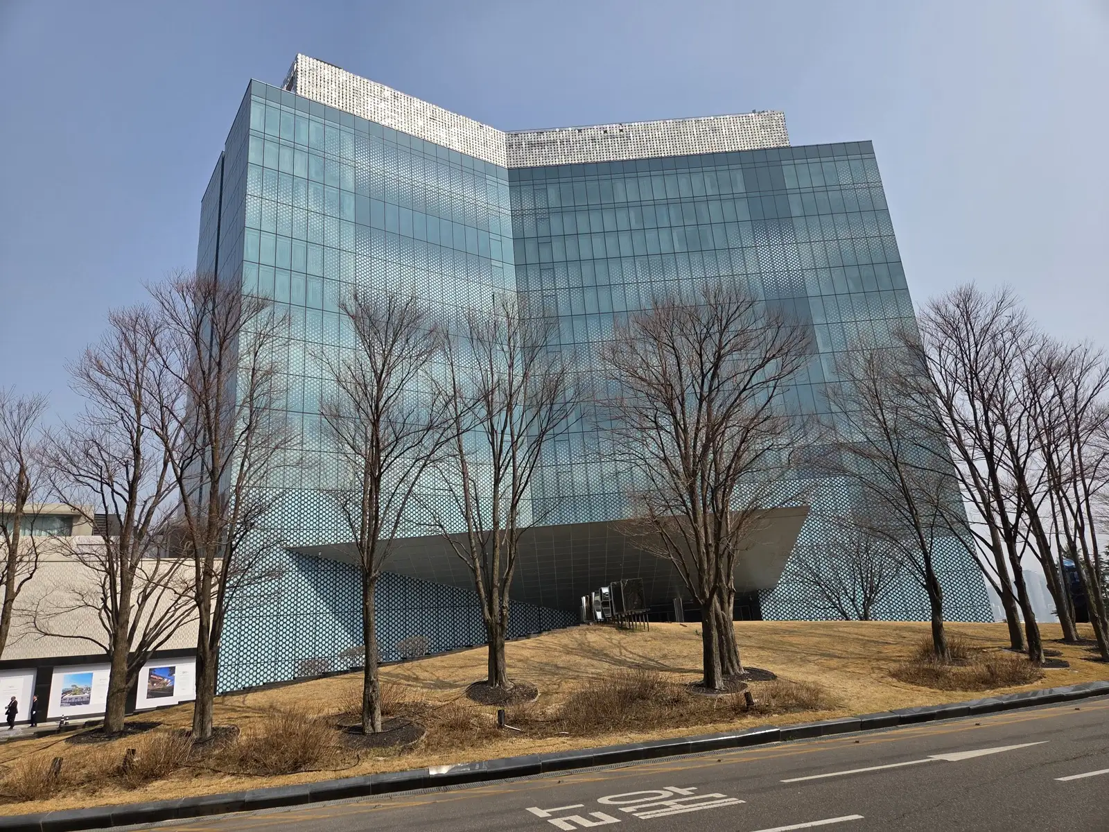 워커힐 비스타 유리 외벽 건물 전경