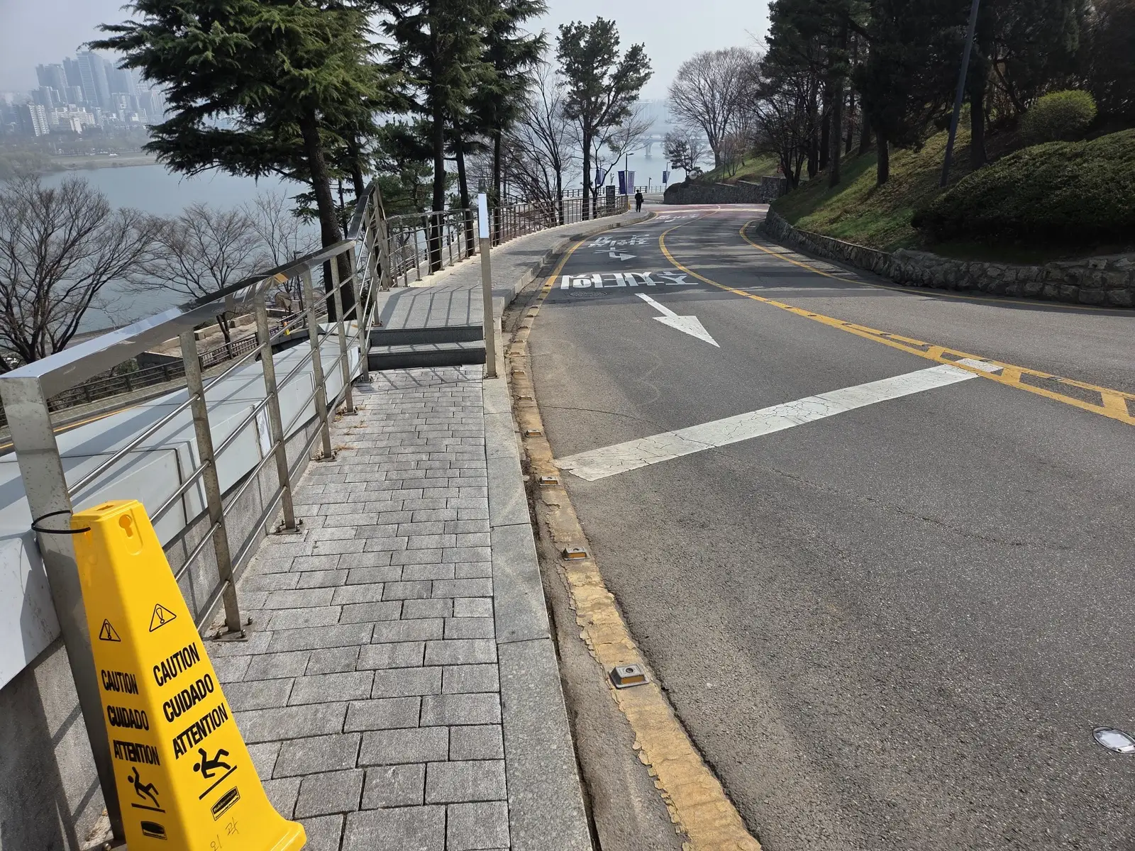 워커힐 단지 내 강변 방향 급경사 보행로